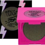 Logra el look de una rockera con nuestro maquillaje disfraz – ¡Deslumbra en tu fiesta de disfraces!