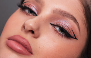 Descubre las tendencias de maquillaje 2022 y luce espectacular.