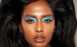 Descubre el maquillaje de tendencia azul y luce impresionante