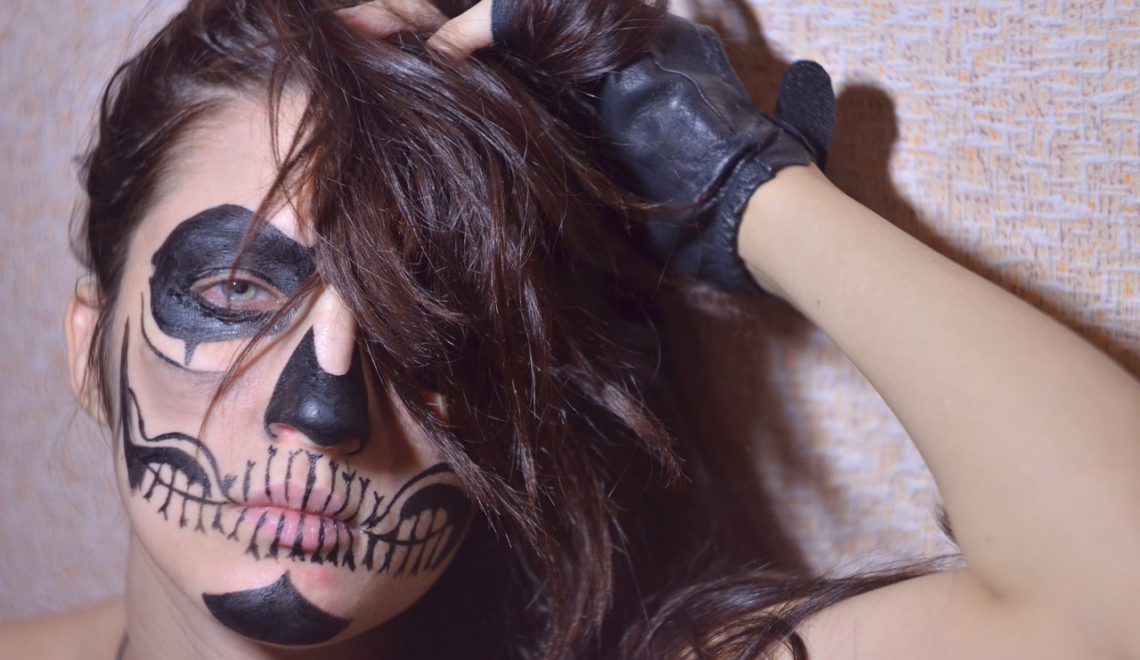 Descubre el mejor maquillaje de zombies para tus disfraces de terror.