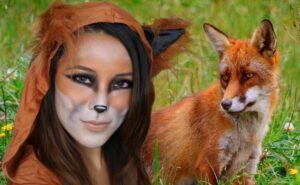 Luce encantadora con un maquillaje de zorro para niñas