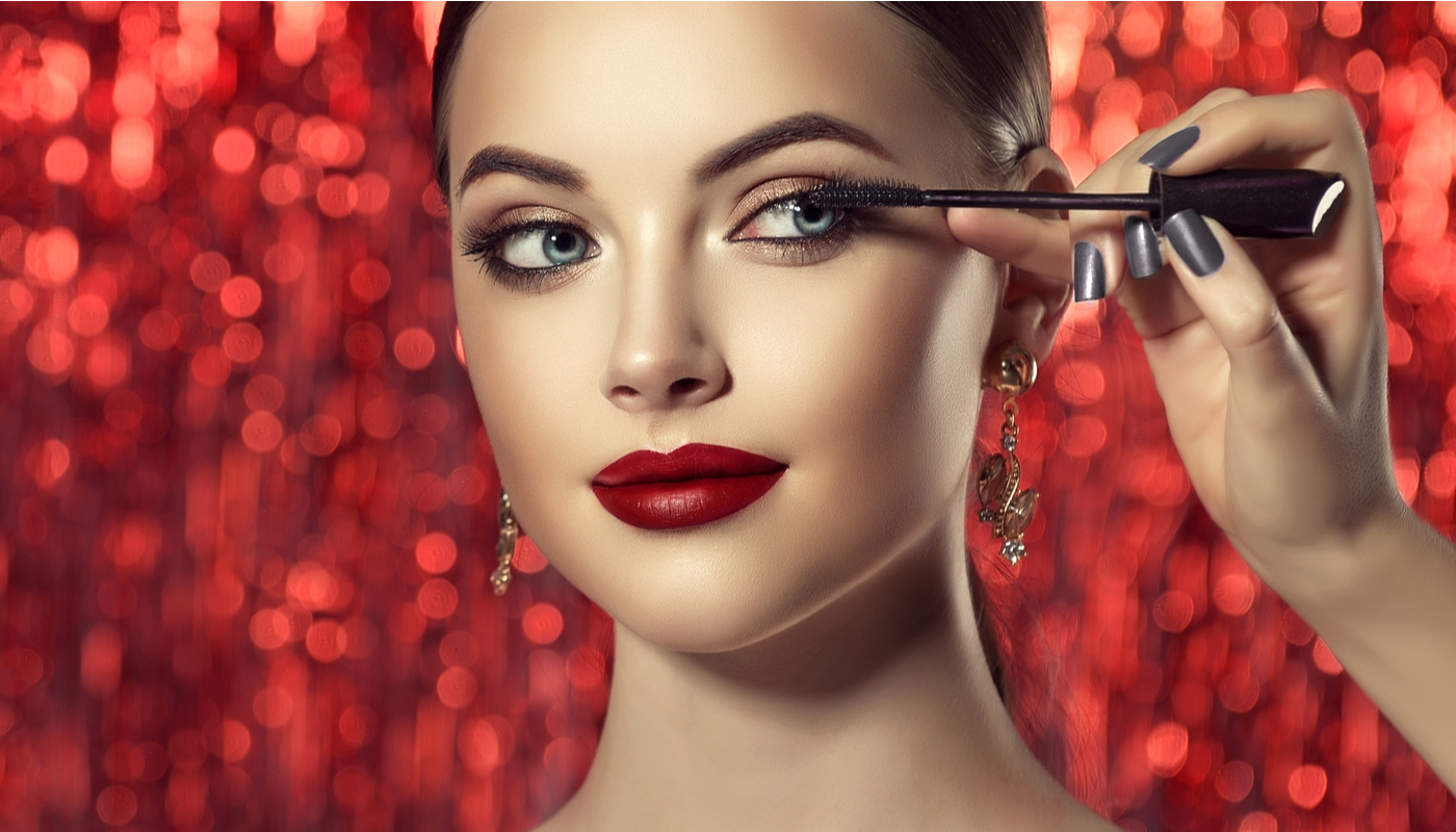 Descubre el glamour del maquillaje dorado – Tips y tutoriales para el look perfecto.