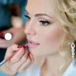 Descubre la elegancia del maquillaje azul y dorado: ¡Brilla con estilo y sofisticación!