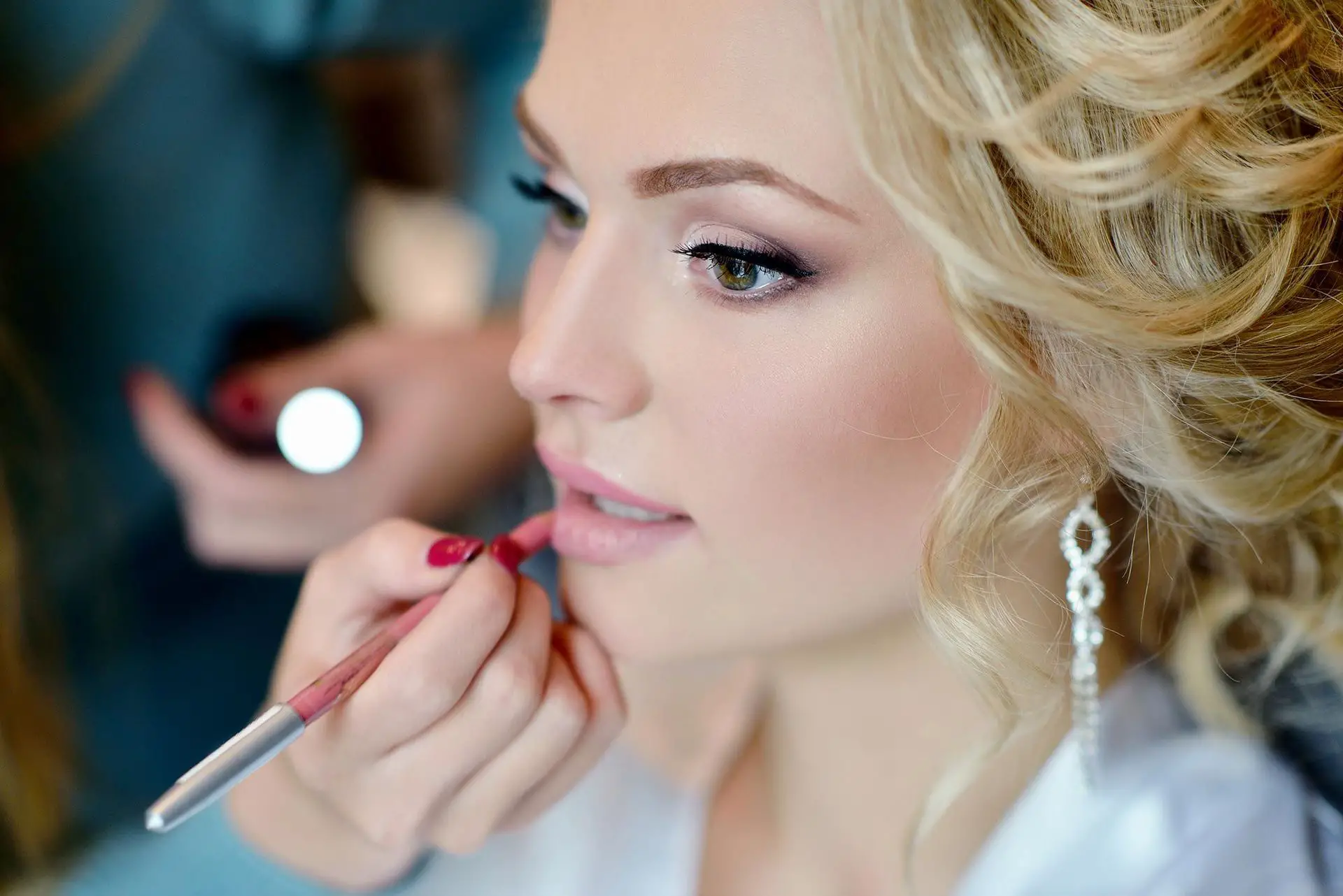 Descubre la elegancia del maquillaje azul y dorado: ¡Brilla con estilo y sofisticación!