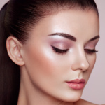 Consejos de maquillaje para realzar tu vestido blanco con rojo.
