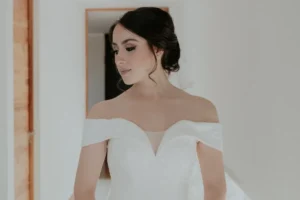 Descubre el mejor maquillaje para resaltar tu vestido negro