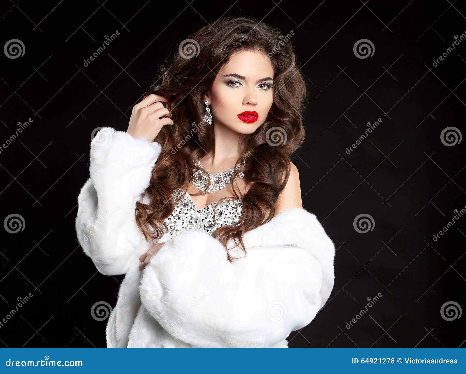 Consigue un look radiante con maquillaje para abrigo blanco.