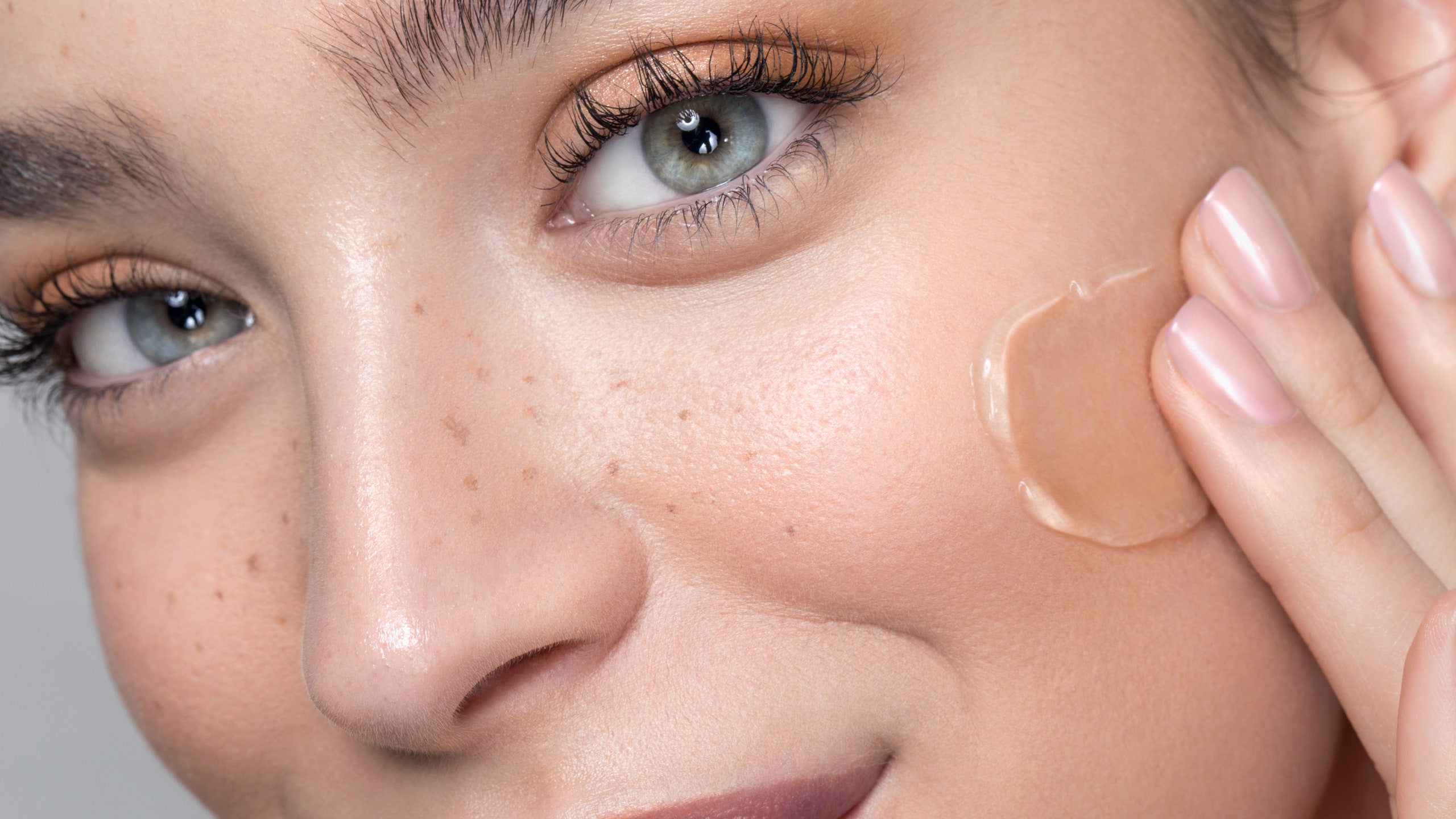 Descubre los mejores consejos para maquillaje en Belleza grasa y luce un rostro mate y sin brillos. Aprende cómo controlar el exceso de grasa y logra un acabado impecable.