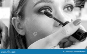 Descubre lo mejor del maquillaje en blanco y negro – Inspírate y crea looks únicos – Ideal para amantes del maquillaje.
