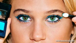 Descubre los secretos del maquillaje de ojos en color azul: resalta tu mirada y deslumbra con estilo.