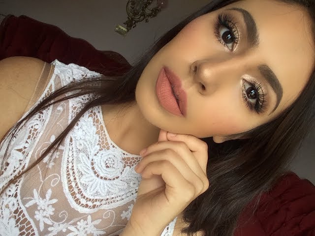Conoce los mejores trucos de maquillaje para resaltar tu look con jersey blanco