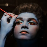 Descubre la fascinante historia del maquillaje en los años 80 y su impacto en la moda y la cultura pop.