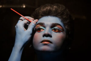 Descubre la fascinante historia del maquillaje en los años 80 y su impacto en la moda y la cultura pop.
