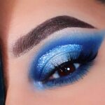 Transforma tu look con un maquillaje sencillo en tono azul cielo