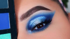 Descubre el maquillaje perfecto para resaltar tu vestido azul eléctrico.