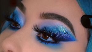 Descubre el encanto del maquillaje en azul rey – Resalta tu Belleza con tonos vibrantes y sofisticados.