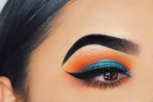 Descubre el maquillaje perfecto para tu fiesta de quinceañera en tono azul rey.