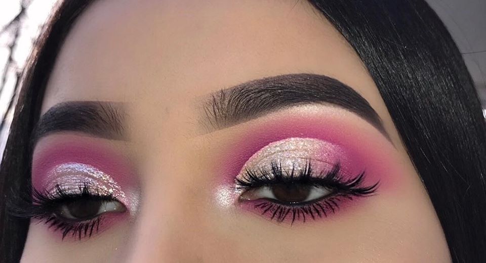 Encuentra el maquillaje perfecto para complementar tu vestido rosa palo