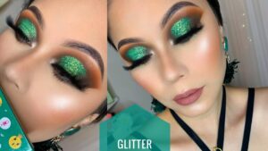 Descubre el mejor maquillaje en tono verde para resaltar tus ojos.