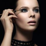 Descubre el impacto del maquillaje azul y plata para resaltar tus ojos