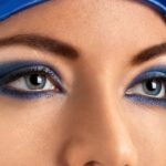 Descubre el encanto del maquillaje azul con rosa y resalta tu Belleza con estilo.