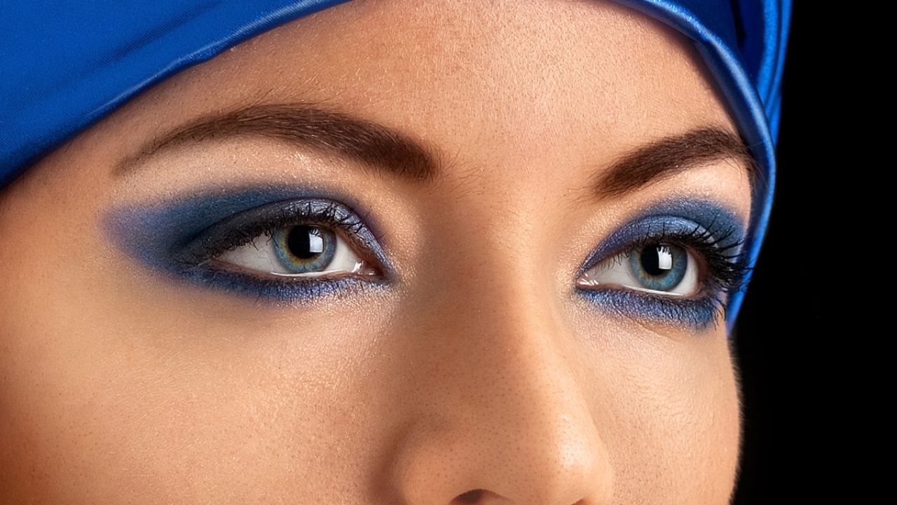 Descubre el encanto del maquillaje azul con rosa y resalta tu Belleza con estilo.
