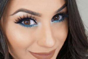 Descubre los secretos del maquillaje azul en morenas: luce radiante y resalta tu Belleza.