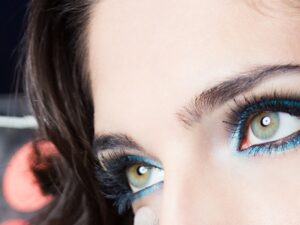 Descubre el increíble maquillaje en tonos azules para resaltar tu Belleza.