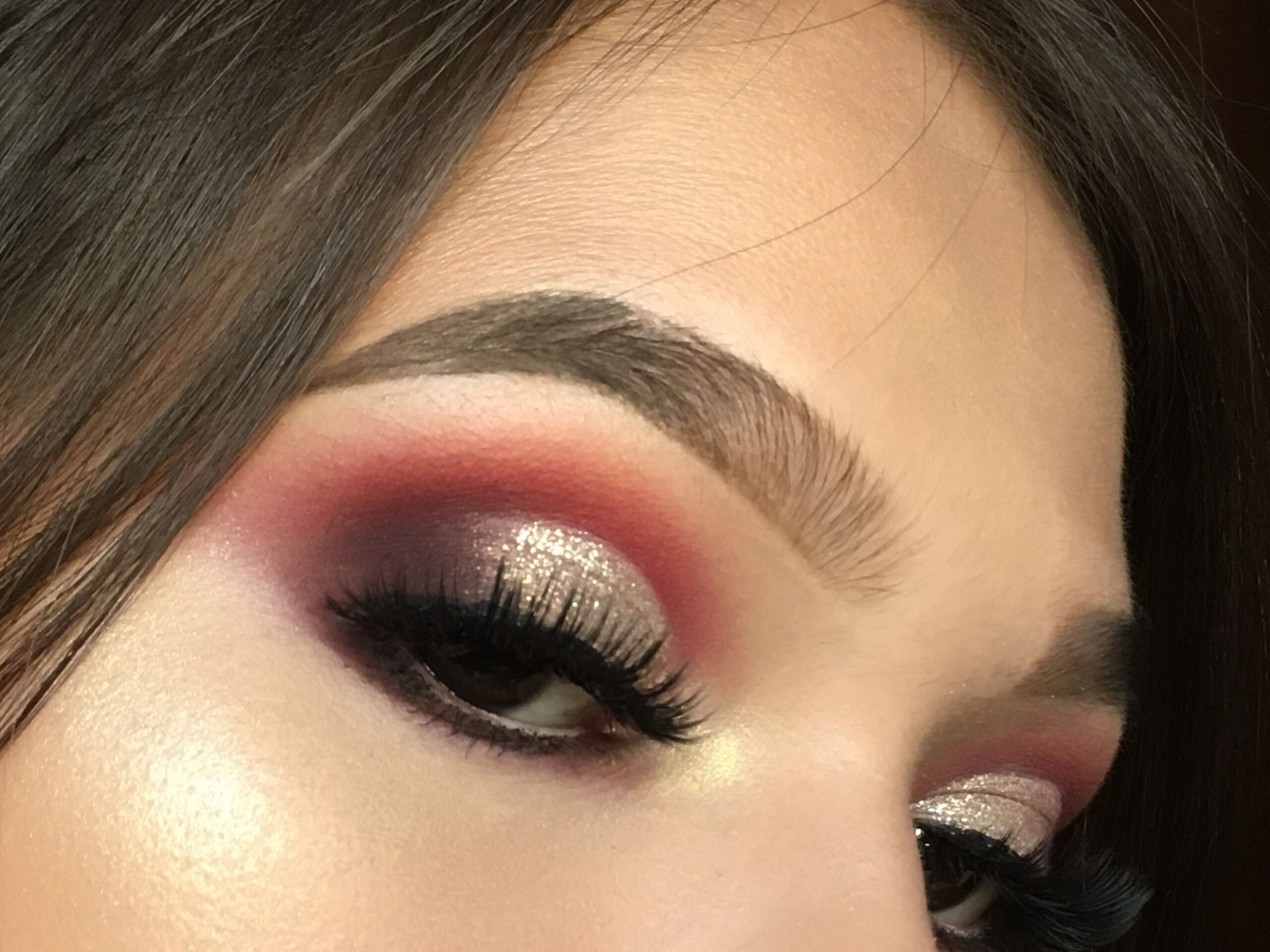 Logra un look natural y radiante con maquillaje rojo – Descubre los secretos del maquillaje natural con tonos rojos – Obtén un aspecto fresco y vibrante con maquillaje natural en tonos rojos.