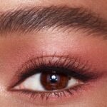 Descubre el encanto del maquillaje artístico en tonos rosa: ¡crea looks impactantes y originales!