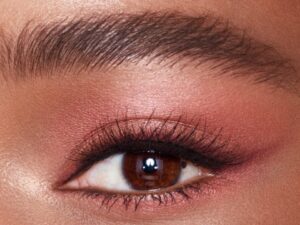 Descubre el encanto del maquillaje artístico en tonos rosa: ¡crea looks impactantes y originales!