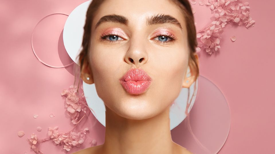 Consigue un maquillaje natural en tonos rosados para resaltar tu Belleza.