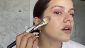 Descubre el encanto del maquillaje en rosa para realzar tu Belleza