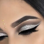 Descubre el encanto del maquillaje en tonos azul, verde y dorado. Cambia tu look con estilo.