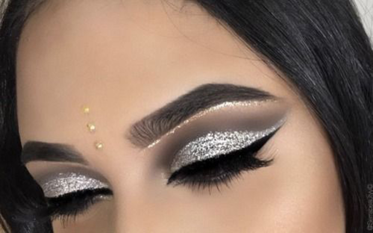 Descubre el encanto del maquillaje en tonos azul, verde y dorado. Cambia tu look con estilo.