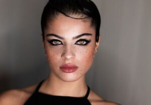 Aprende maquillaje en Valencia:
Obtén los mejores consejos y técnicas para lucir radiante con nuestro curso de maquillaje en Valencia. Resalta tu Belleza y descubre nuevos estilos. ¡Inscríbete ahora!
