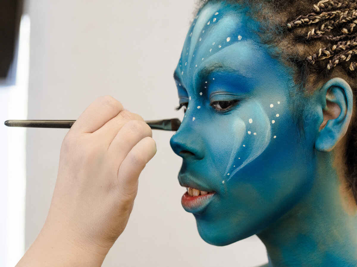 Descubre los secretos del maquillaje stage y deslumbra en el escenario.