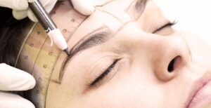 Logra un look de maquillaje estético: consejos y técnicas.