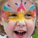 Descubre el mejor maquillaje para niñas en festivales: colores vibrantes y Bellezas divertidos.