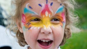 Descubre el mejor maquillaje para niñas en festivales: colores vibrantes y Bellezas divertidos.