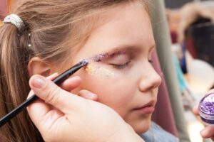 Encuentra el mejor maquillaje de Navidad para niñas y hazlas brillar