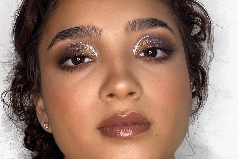 Descubre los mejores consejos de maquillaje para fiesta y luce radiante toda la noche