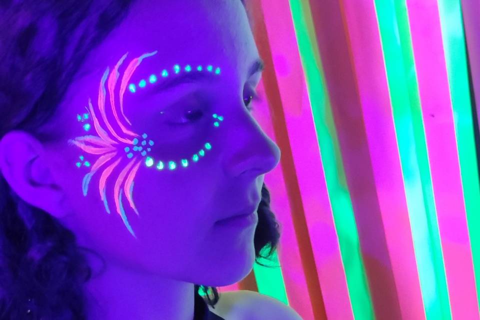 Descubre los vibrantes colores del maquillaje fluor en Concepción