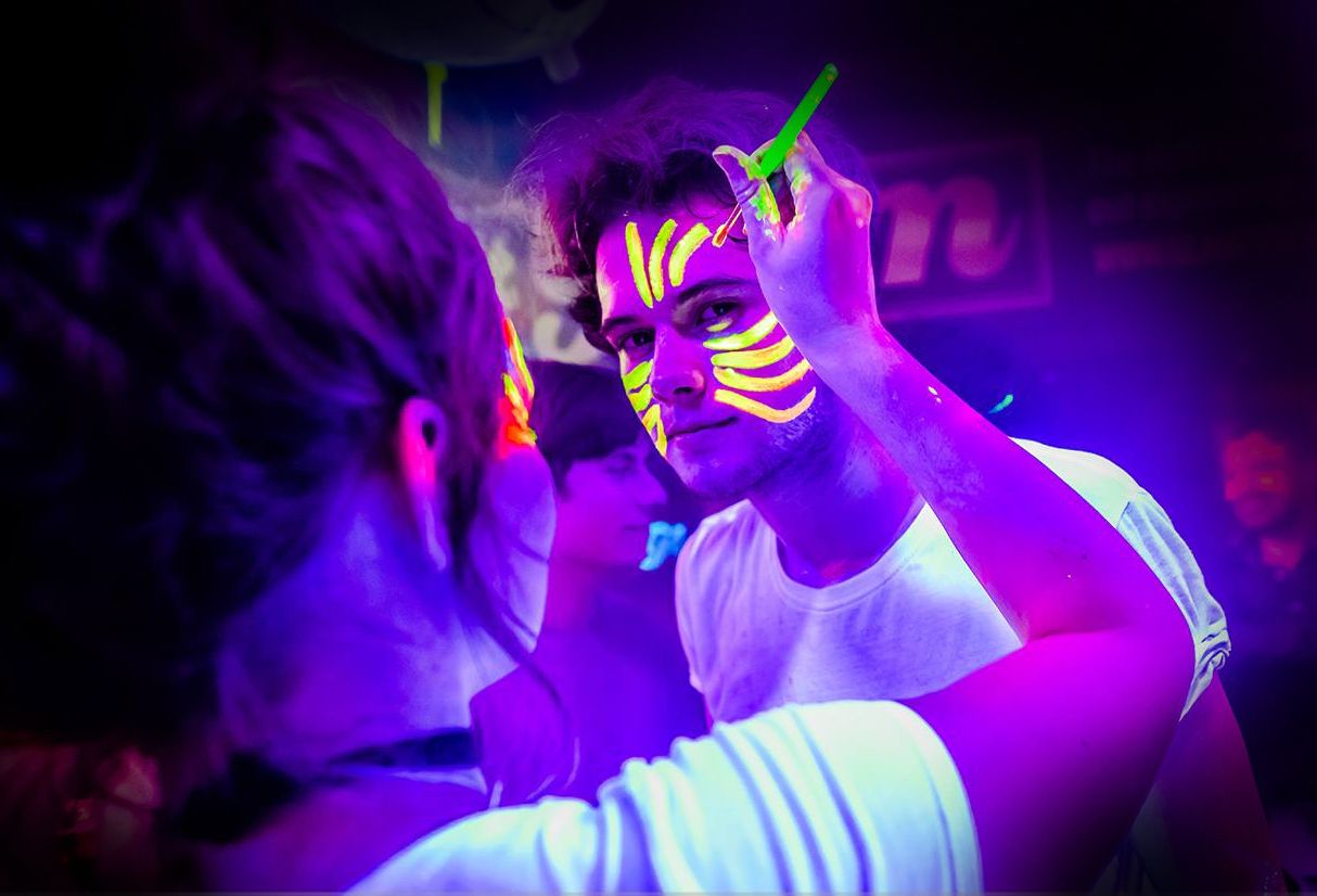 Descubre el maquillaje fluor perfecto para tus fiestas con estilo.