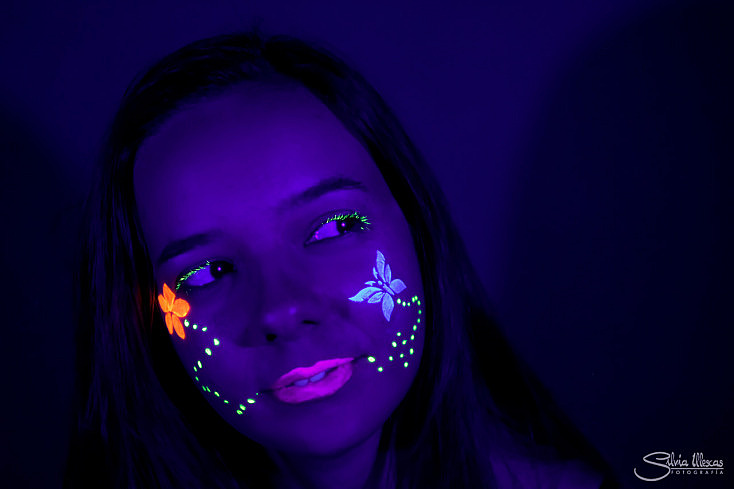 Maquillaje fluorescente para destacar en la oscuridad. Atrévete a brillar con nuestros productos.