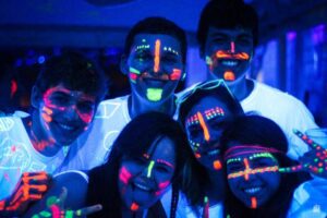 Descubre el impactante maquillaje fluor para hombres: colores vibrantes y estilo único para resaltar tu personalidad. ¡Entra ya!