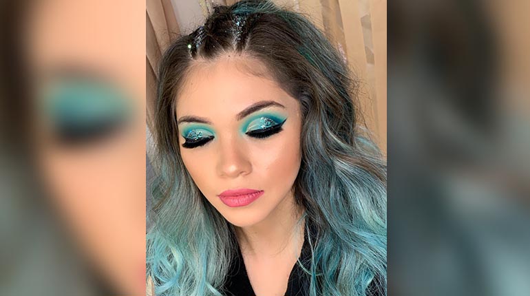 Descubre el encanto del maquillaje folklórico azul – Resalta tu Belleza con colores vibrantes y tradicionales – Ideal para eventos culturales y fiestas temáticas