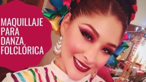 Descubre el arte del maquillaje artístico folklórico: colores vibrantes y tradición.