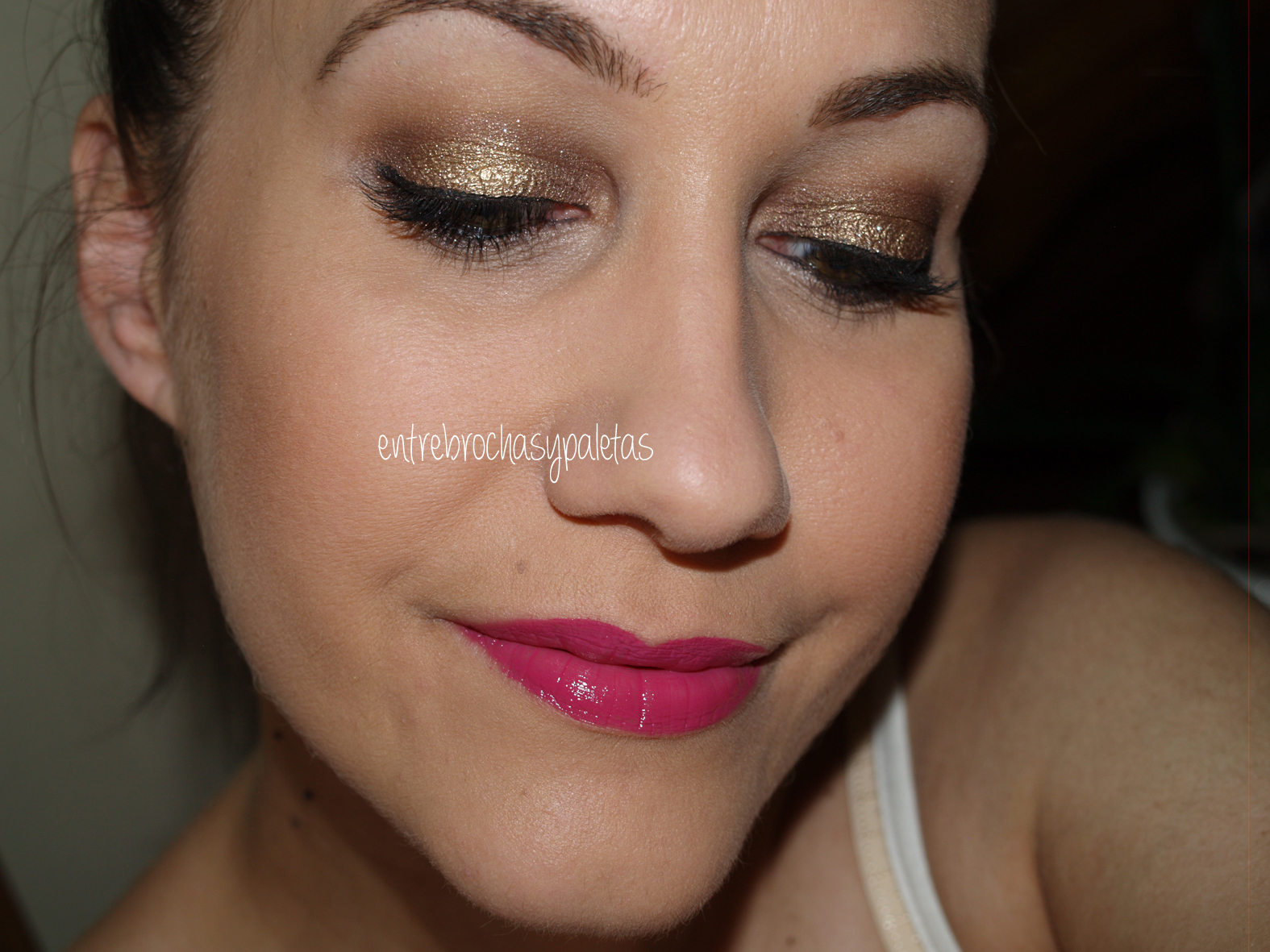 Luce unos ojos impactantes con nuestro maquillaje fucsia.