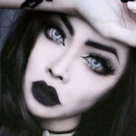 Logra un look gótico perfecto con nuestro maquillaje.